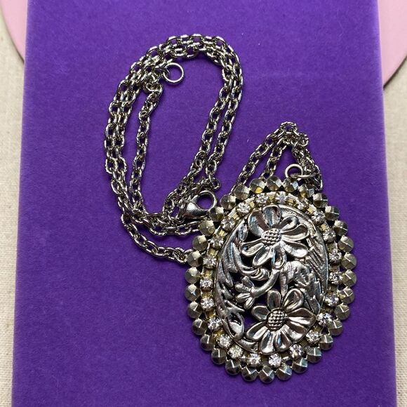 💛 Vintage Silver Tone Flower Rhinestone Necklace - Picture 5 of 7